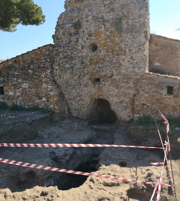Il breve corridoio scavato nel banco di travertino venuto alla luce in prossimità del Mausoleo