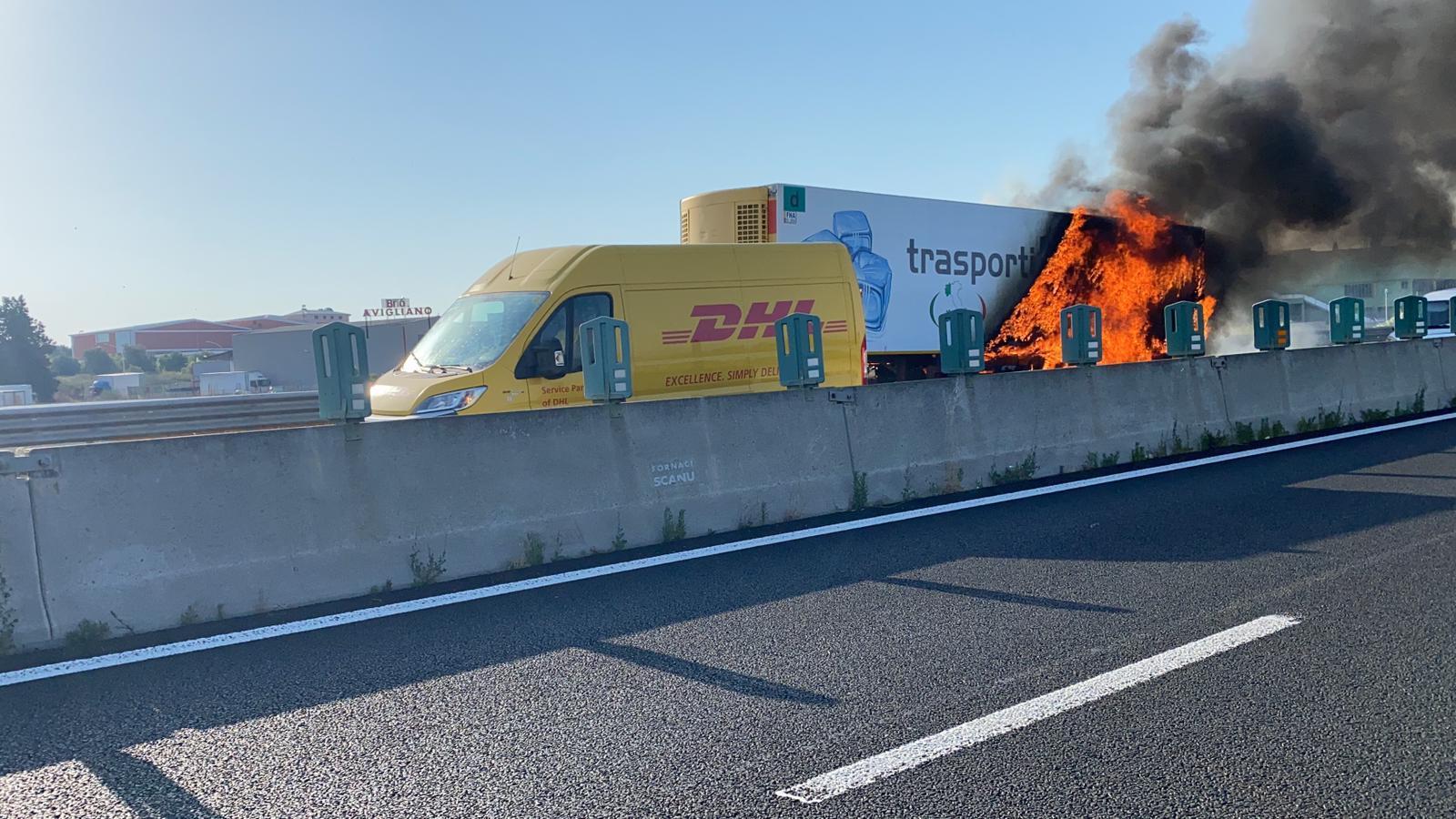 La 131 bloccata per 2 ore per l'incendio di un rimorchio carico di bottigliette di plastica