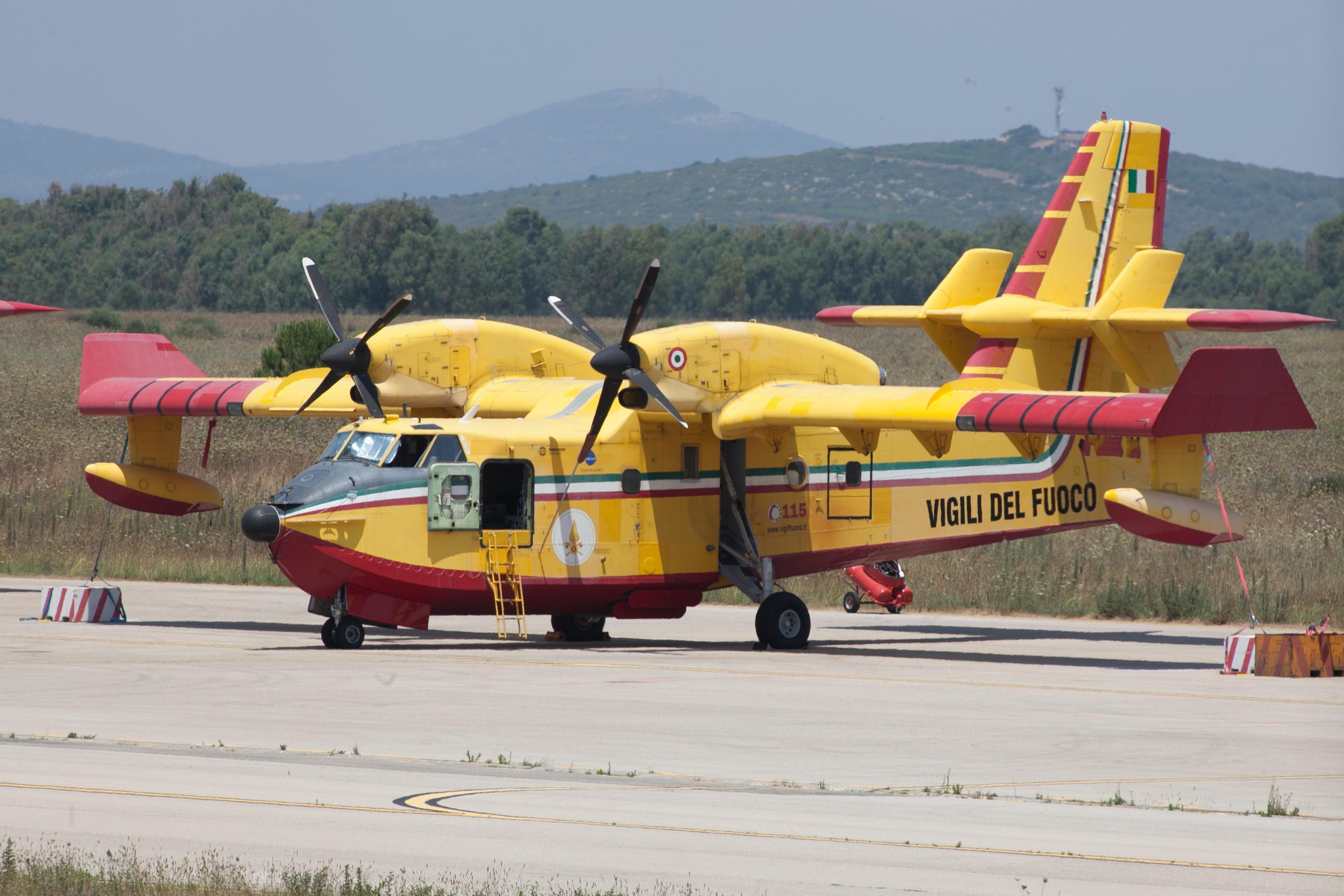 Incendio tra Norbello e Abbasanta, in azione due elicotteri e il Canadair
