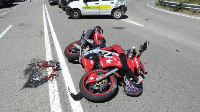 Scontro a Villalunga con mezzo delle Poste, grave un motociclista di Polinago