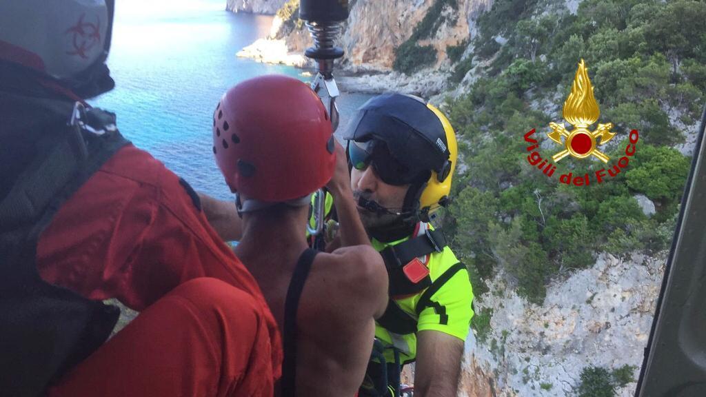 Giovane oristanese bloccato su una roccia di Cala Goloritzè: salvato dai vigili del fuoco con l'elicottero