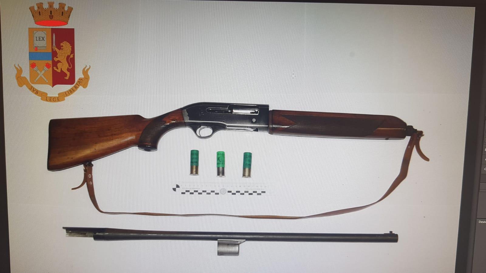 Fucile senza matricola nascosto nella barca: pescatore arrestato a La Caletta