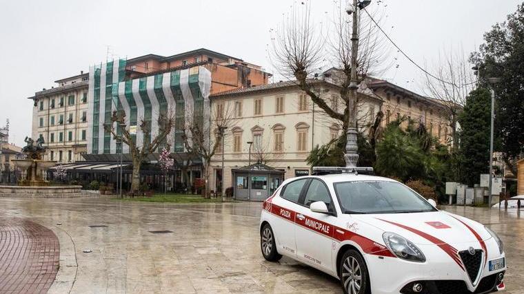 in piazza del Popolo, una delle telecamere per la videosorveglianza installata su un lampione