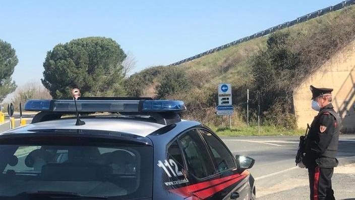 Una pattuglia dei carabinieri durante un controllo
