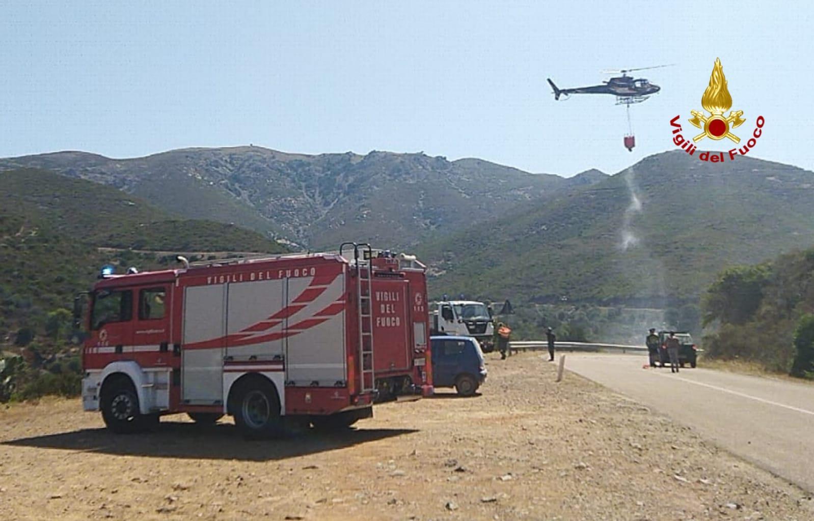 Incendio nelle campagne di Dolianova, interviene l'elicottero