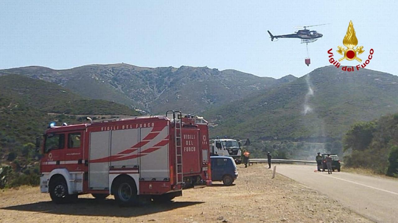 Incendio nelle campagne di Dolianova, interviene l'elicottero