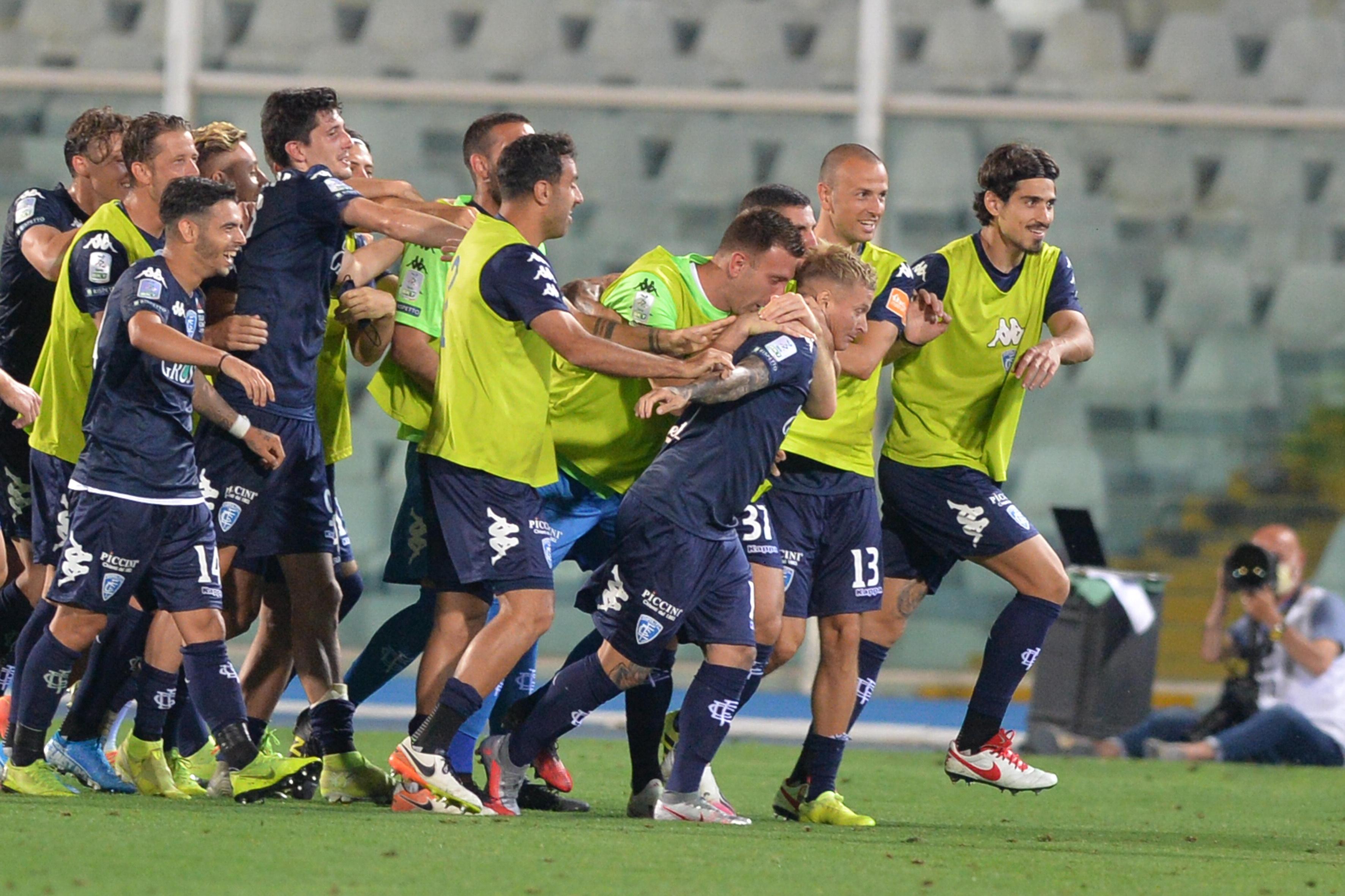 La gioia degli azzurri dopo il gol di Ciciretti (foto agenzia Massimo Sestini)