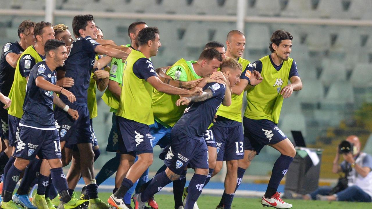 La gioia degli azzurri dopo il gol di Ciciretti (foto agenzia Massimo Sestini)