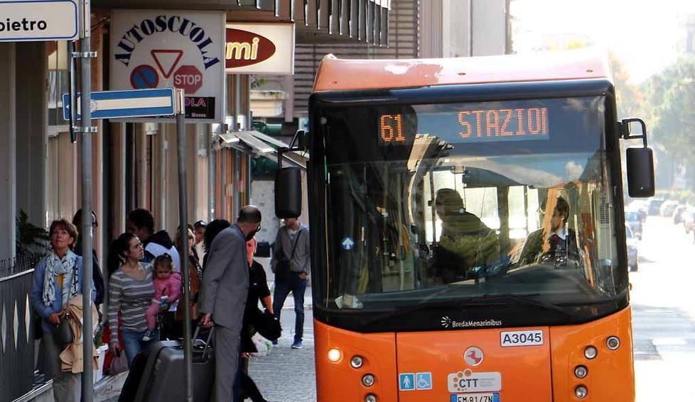 «No a a più posti sui bus Servono mezzi e personale per la ripresa delle attività»