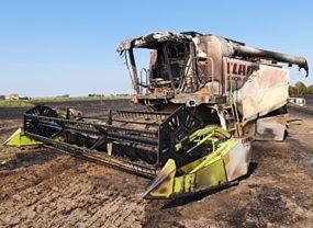 Mietitrebbia in fiamme Bruciano dieci ettari si salva il conducente