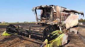 Mietitrebbia in fiamme Bruciano dieci ettari si salva il conducente