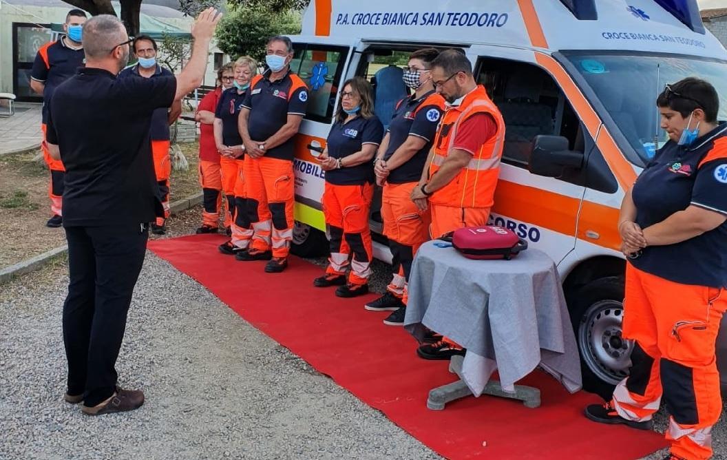 Ambulanza e defibrillatore per la Croce bianca 