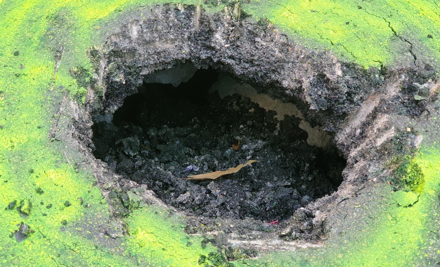 Buche profonde in viale Mameli 