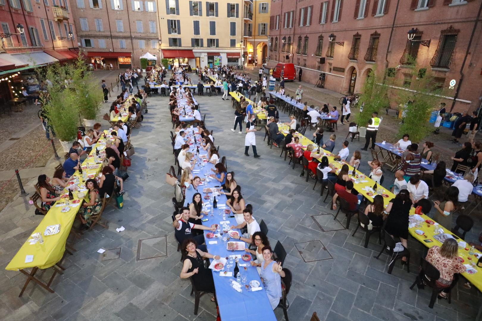 L’abbraccio di Modena al personale sanitario «Grazie, avete lottato per i nostri malati»