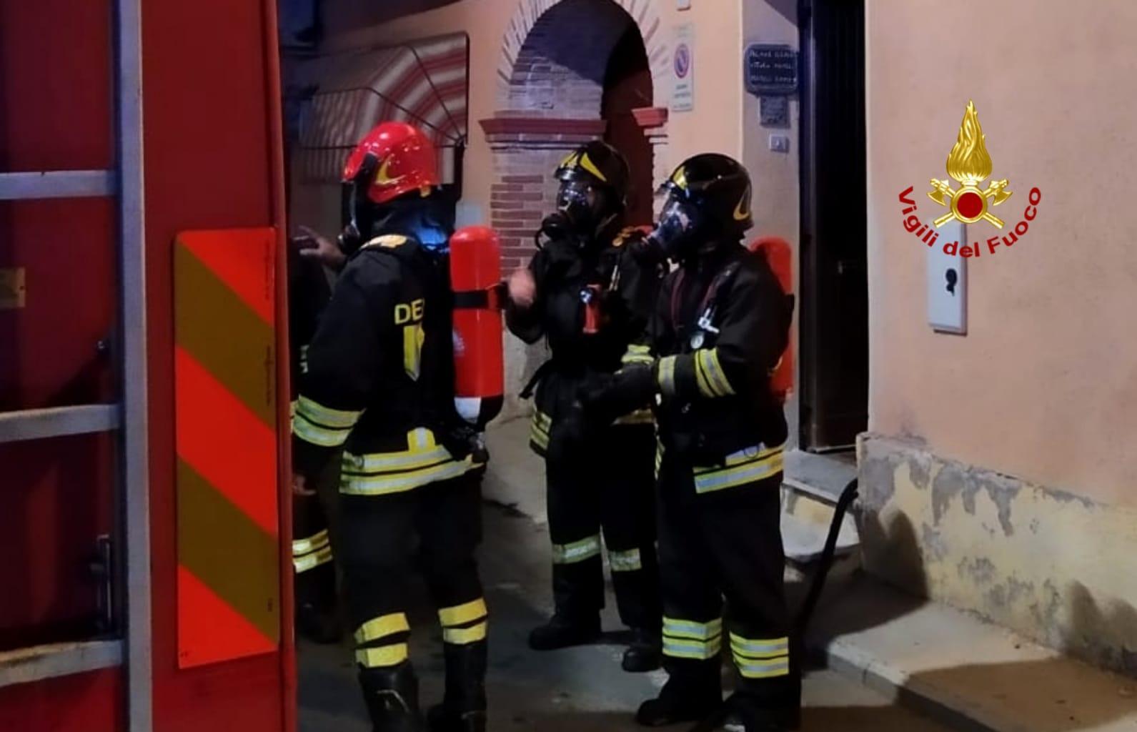 La casa dove si è sviluppato l'incendio (foto Mario Rosas)