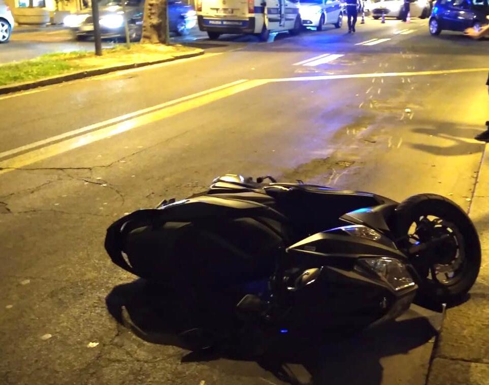 La moto che si è scontrata con un'auto nella via Dante (foto Mario Rosas)
