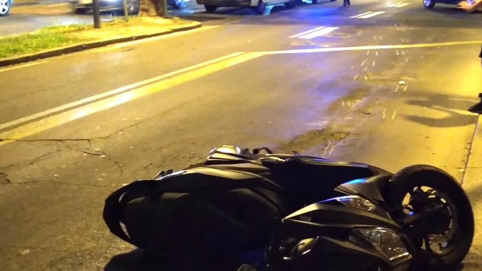 La moto che si è scontrata con un'auto nella via Dante (foto Mario Rosas)