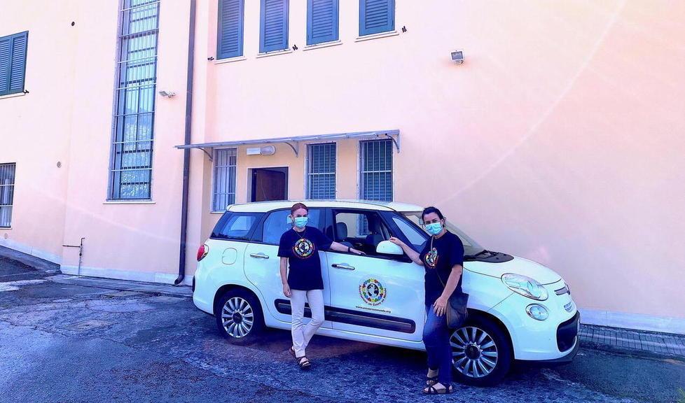 Le operatrici dell'associazione di fronte alla nuova casa di accoglienza