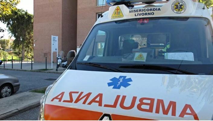 Un'ambulanza della Misericordia di Livorno (foto d'archivio)