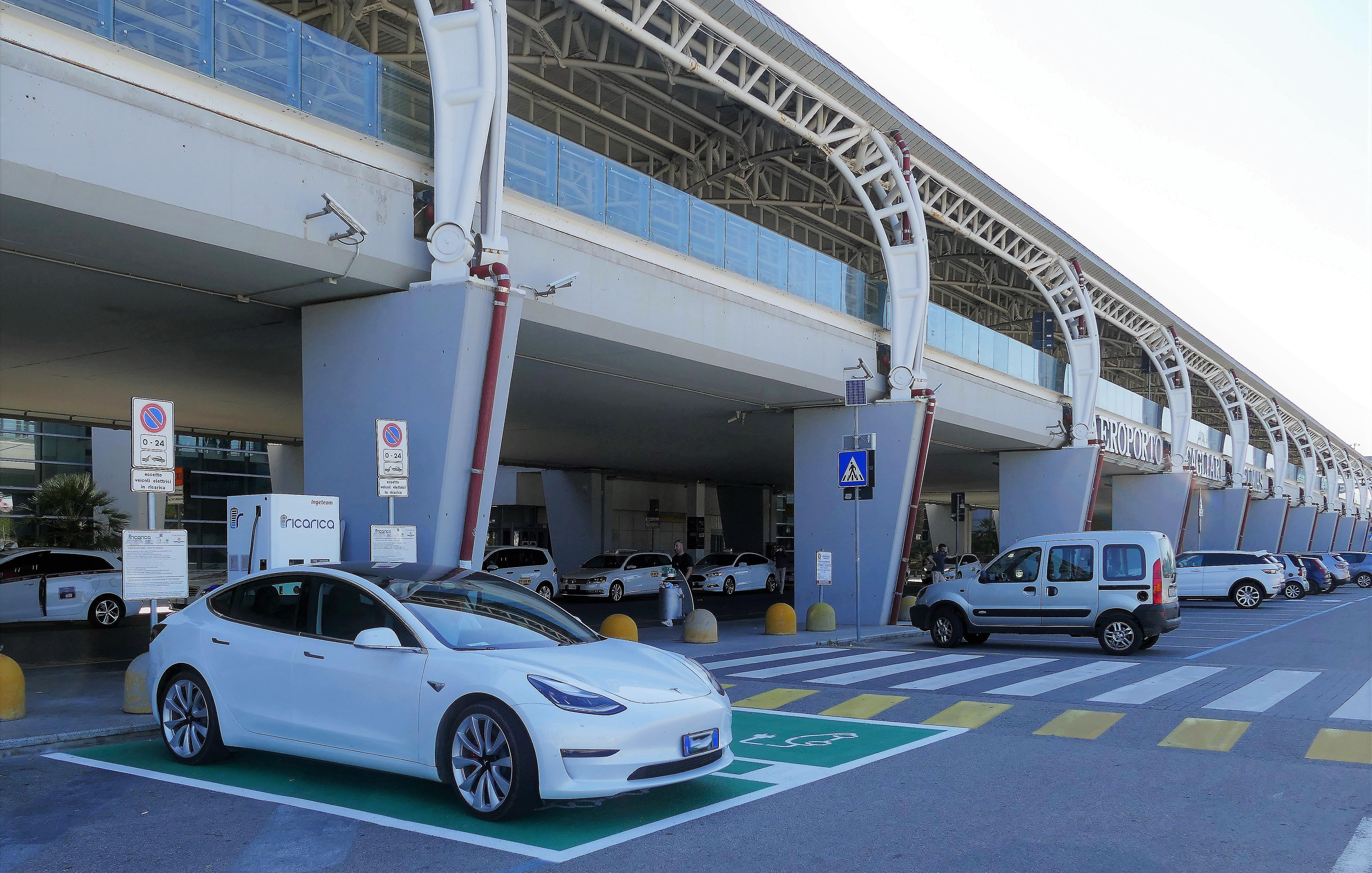 Ricarica fast per le auto elettriche all'aeroporto di Cagliari