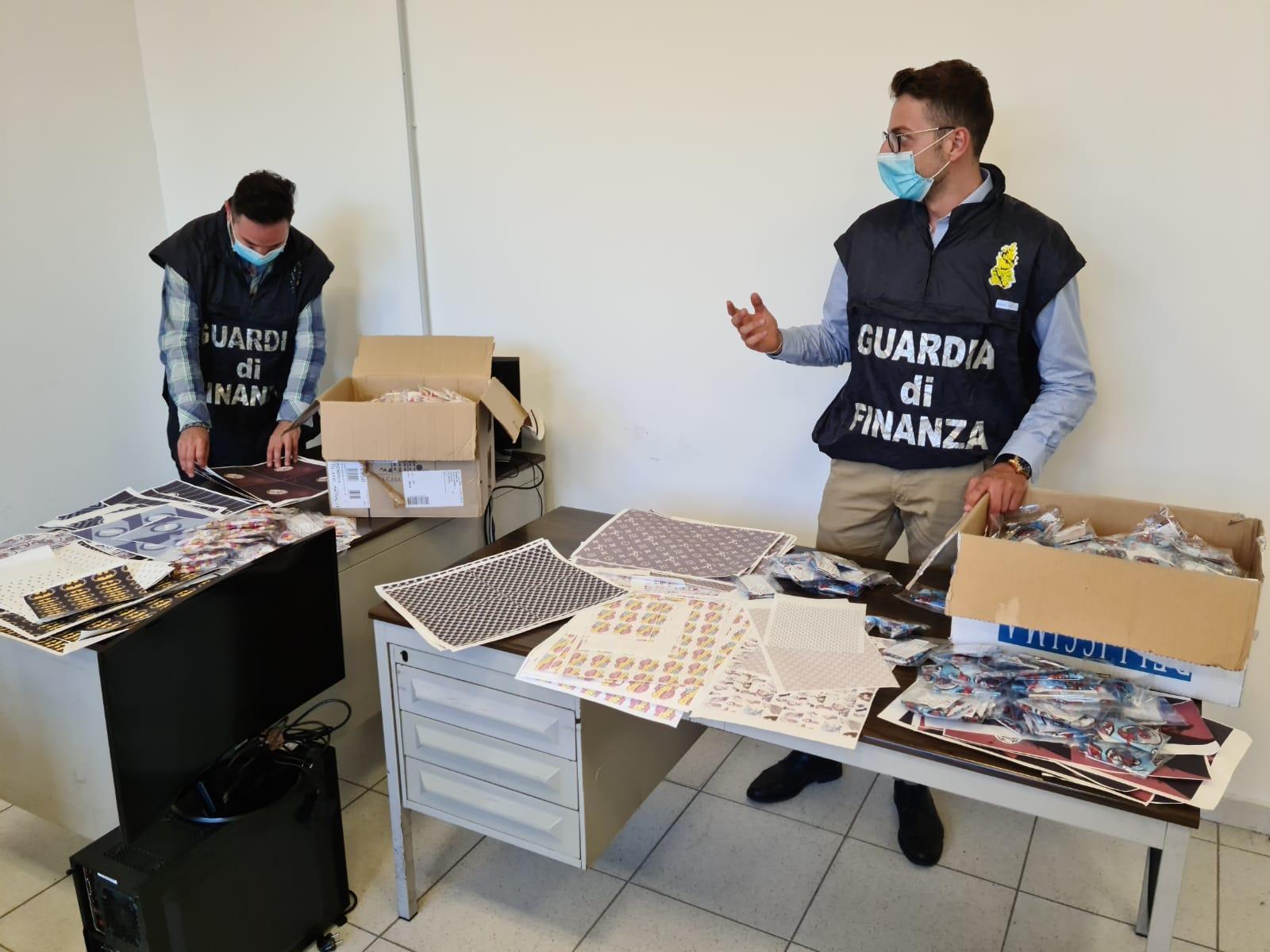 La guardia di finanza durante il sequestro