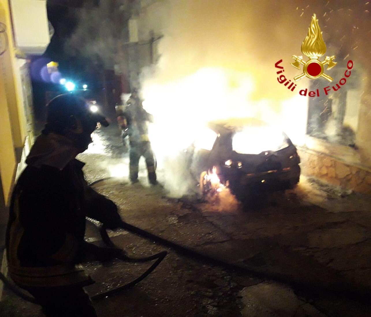 Siniscola, incendio distrugge un'auto, minaccia un'abitazione e danneggia cavi dell'Enel
