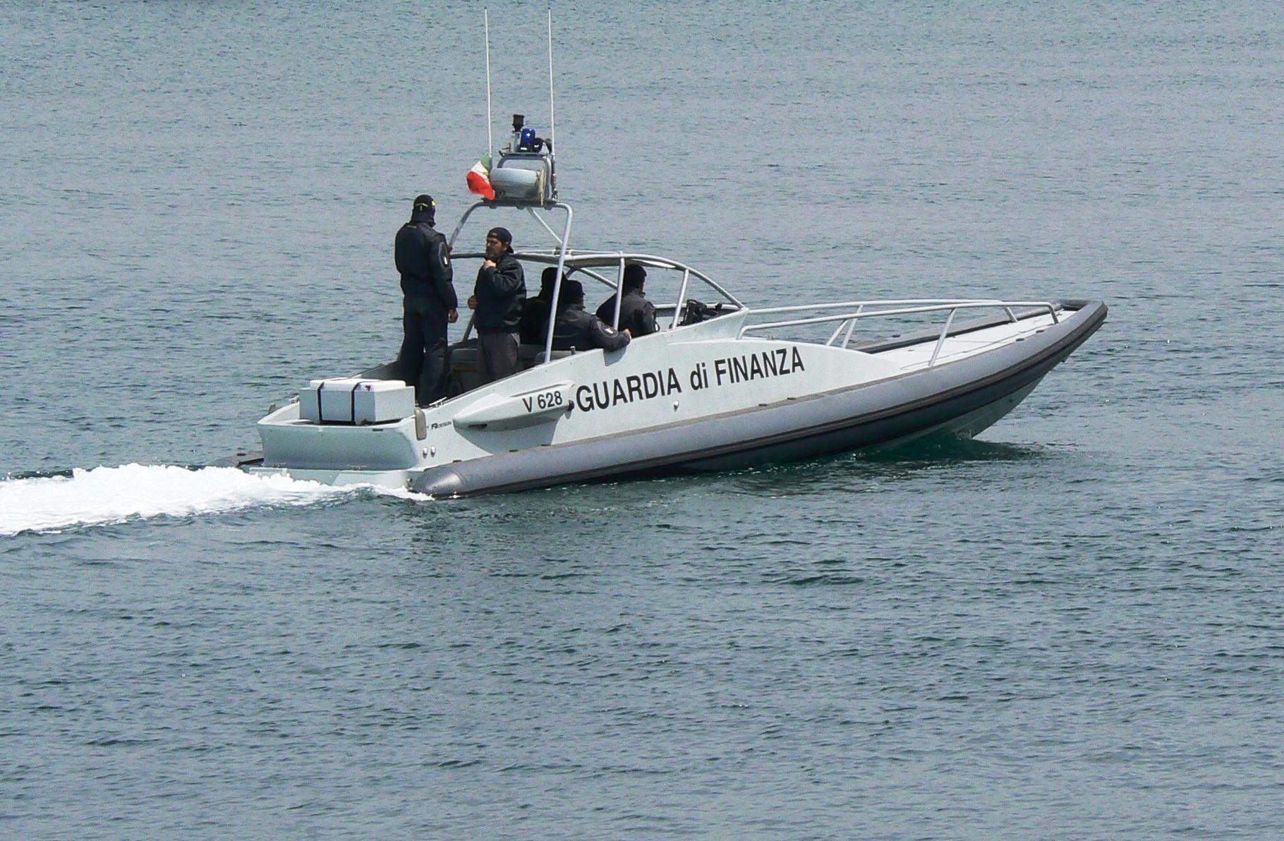 La barca è stata individuata dall'Agenzia delle Dogane assieme al reparto aeronavale della Guardia di finanza