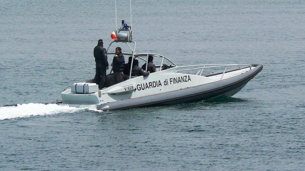 La barca è stata individuata dall'Agenzia delle Dogane assieme al reparto aeronavale della Guardia di finanza