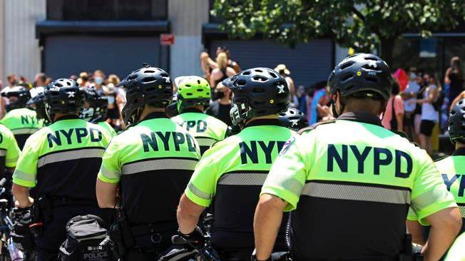 Floyd: de Blasio propone il taglio di un 1 miliardo di dollari alla polizia di New York