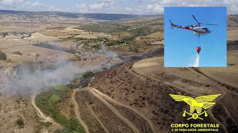 Incendio nelle campagne di Carbonia, interviene l'elicottero