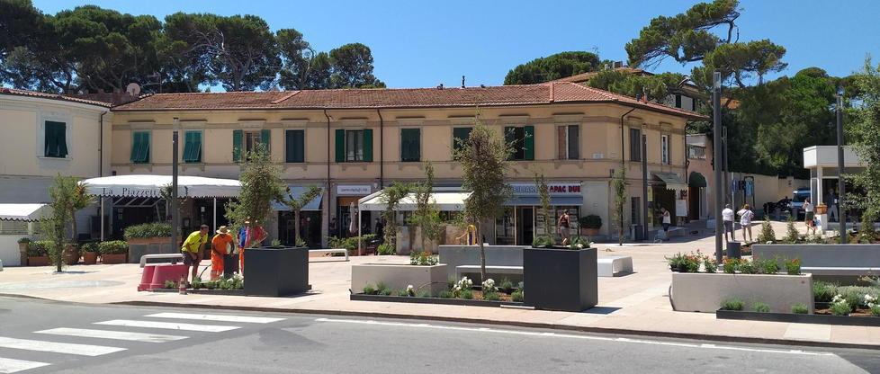 I residenti: «La piazzetta di Castiglioncello era solo una rotatoria, ora c’è spazio per la socialità» 
