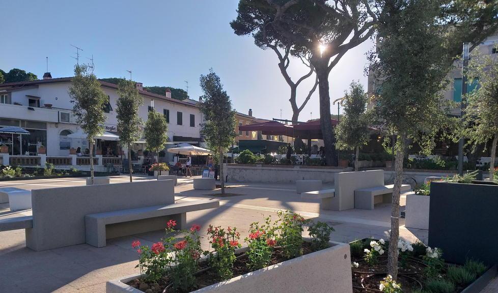 In piazza a Castiglioncello mancano i ritocchi e le regole per lo scarico merci 