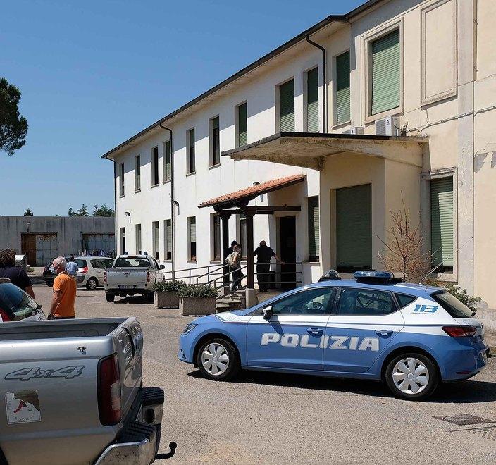 Accoltella il collega in Comune ferito al collo, vivo per miracolo