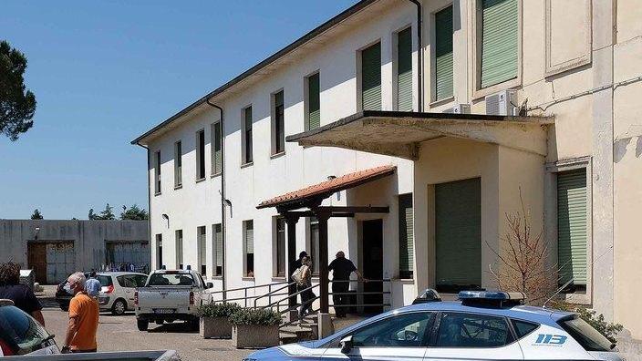 Accoltella il collega in Comune ferito al collo, vivo per miracolo