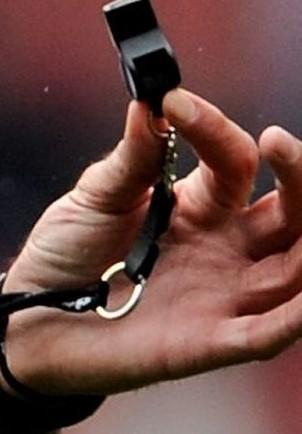 Il vecchio fischietto “pensionato” dal Covid «Troppi rischi», arriva quello elettronico