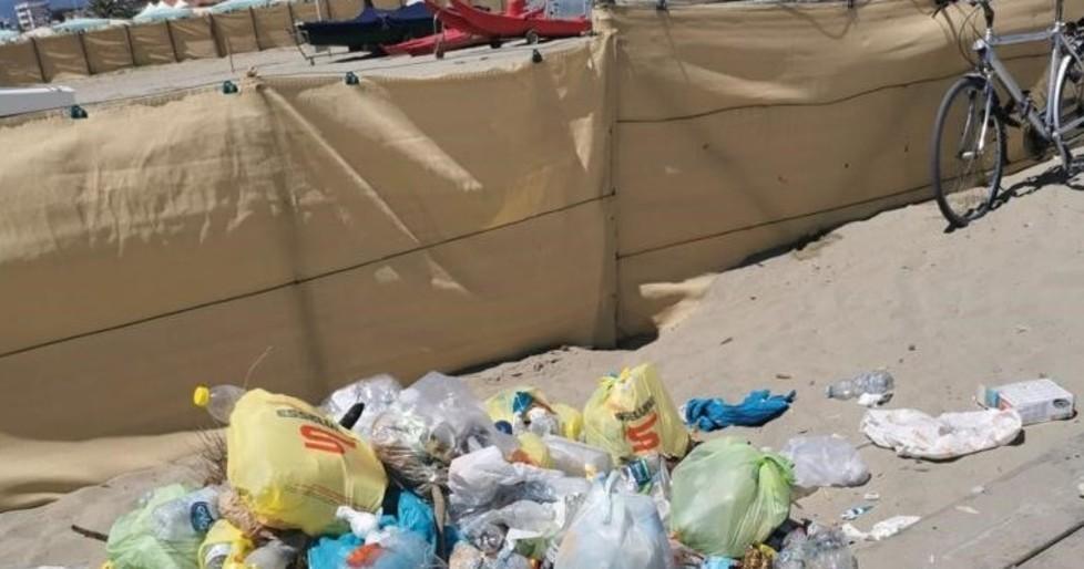 Rifiuti sulla spiaggia libera
