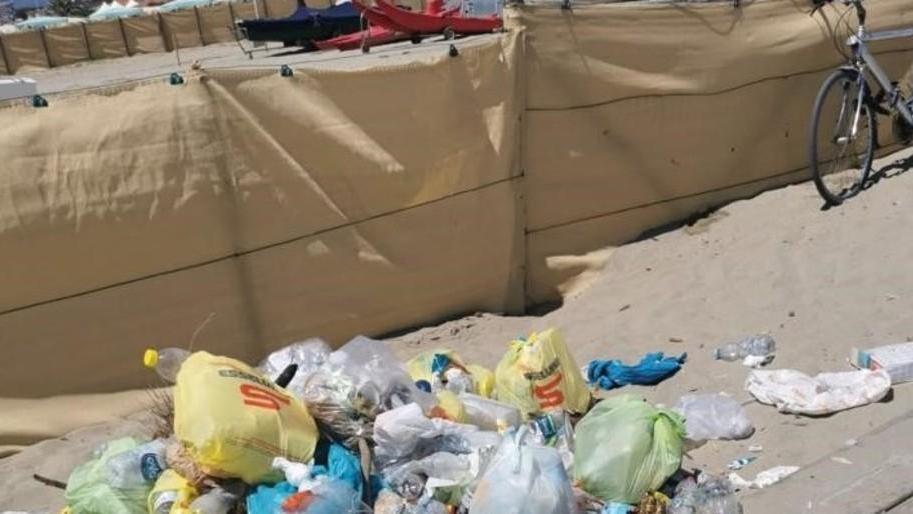 Rifiuti sulla spiaggia libera