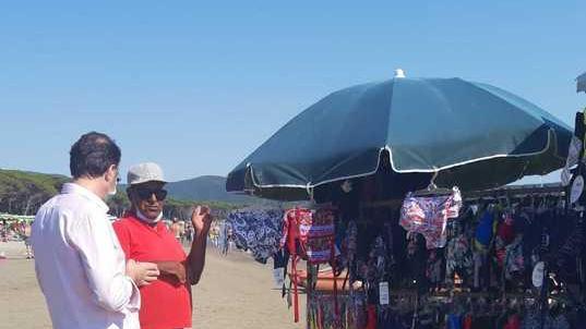 Commercio abusivo Tortorella in spiaggia