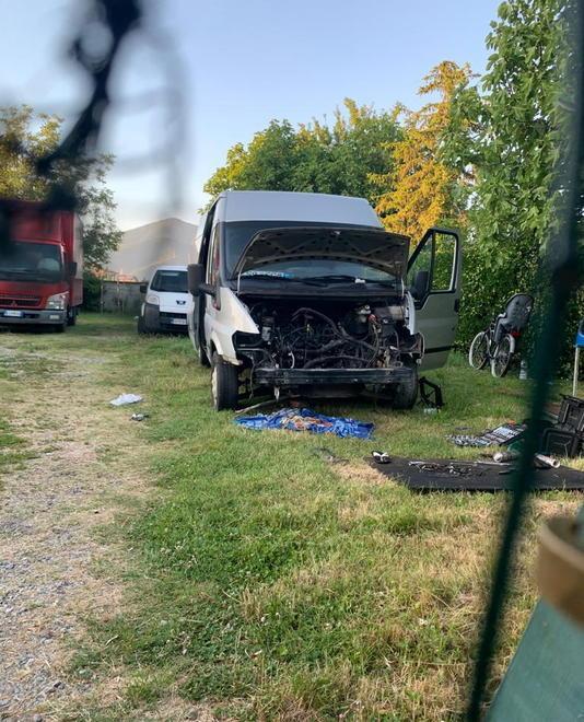Resta schiacciato dal furgone che stava riparando, è grave 
