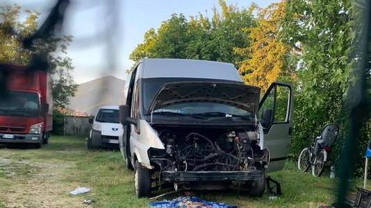 Resta schiacciato dal furgone che stava riparando, è grave
