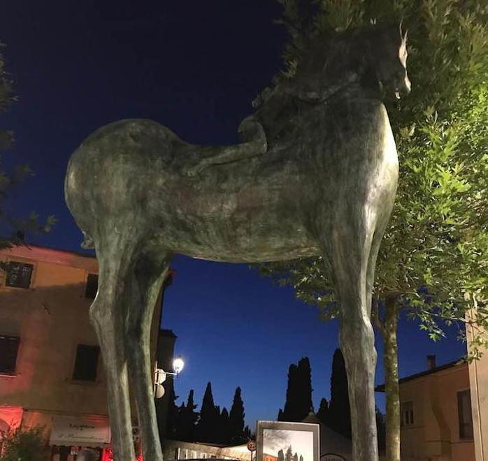 Il Cavallo con angelo “domina” su piazza Vittorio Veneto 