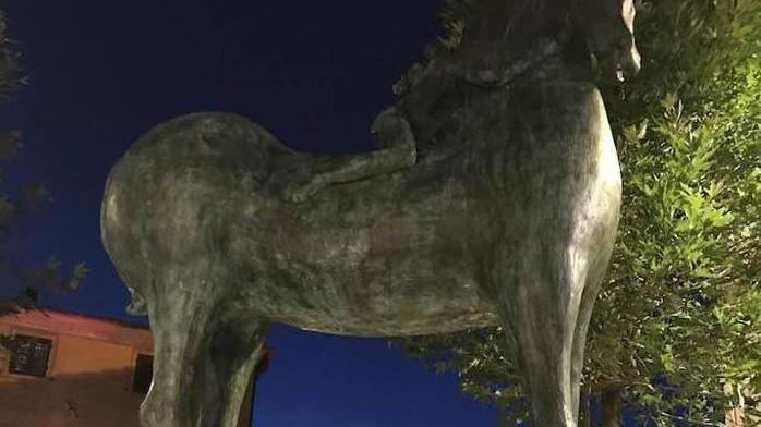 Il Cavallo con angelo “domina” su piazza Vittorio Veneto