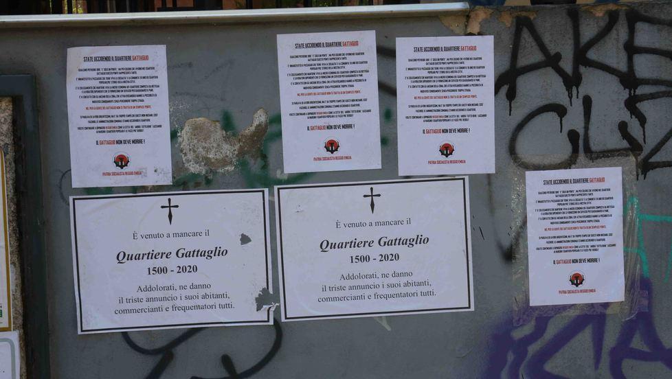 Spuntano lapide, cartelli e anche un necrologio