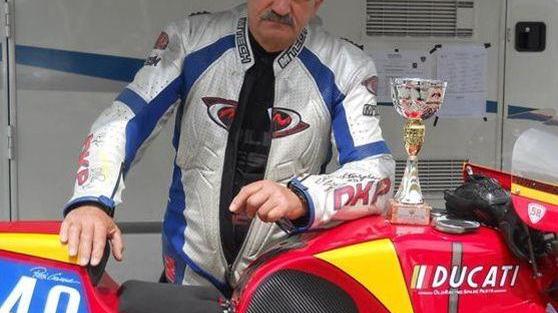 Il pilota Viliam Sidoli cade durante le prove