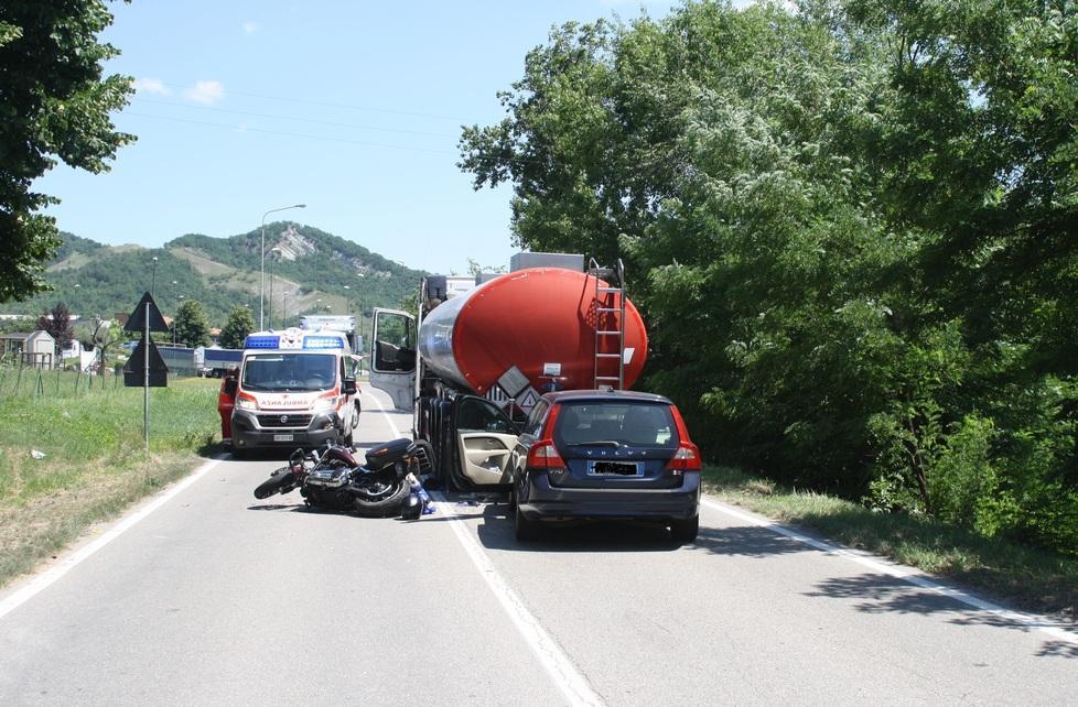 Imbocca contromano la rotonda e centra un’altra auto: sette feriti