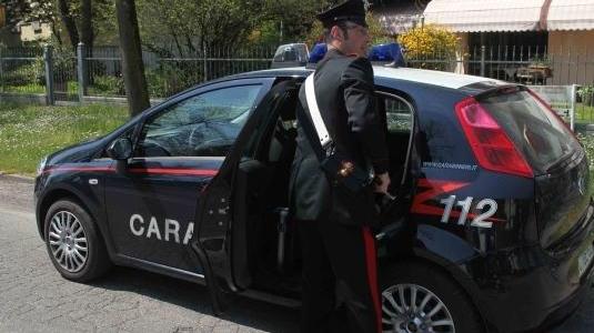 Distrugge l’auto della ex e vuol colpire i carabinieri Arrestato 42enne ubriaco