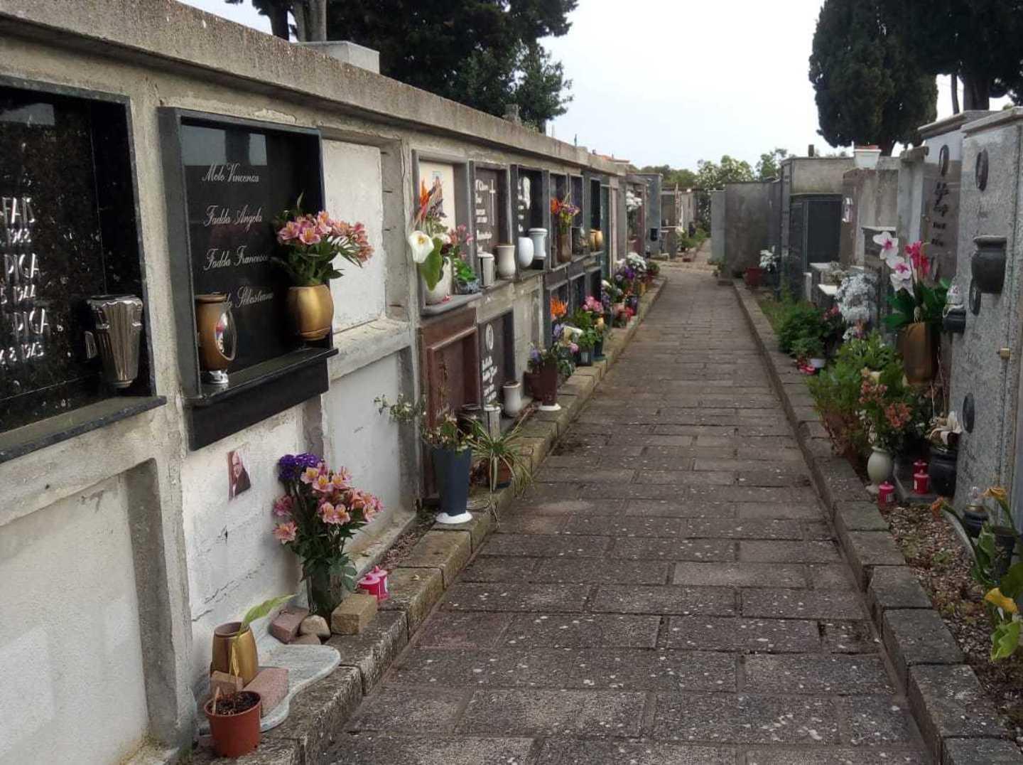 Busachi, caccia ai profanatori del cimitero 