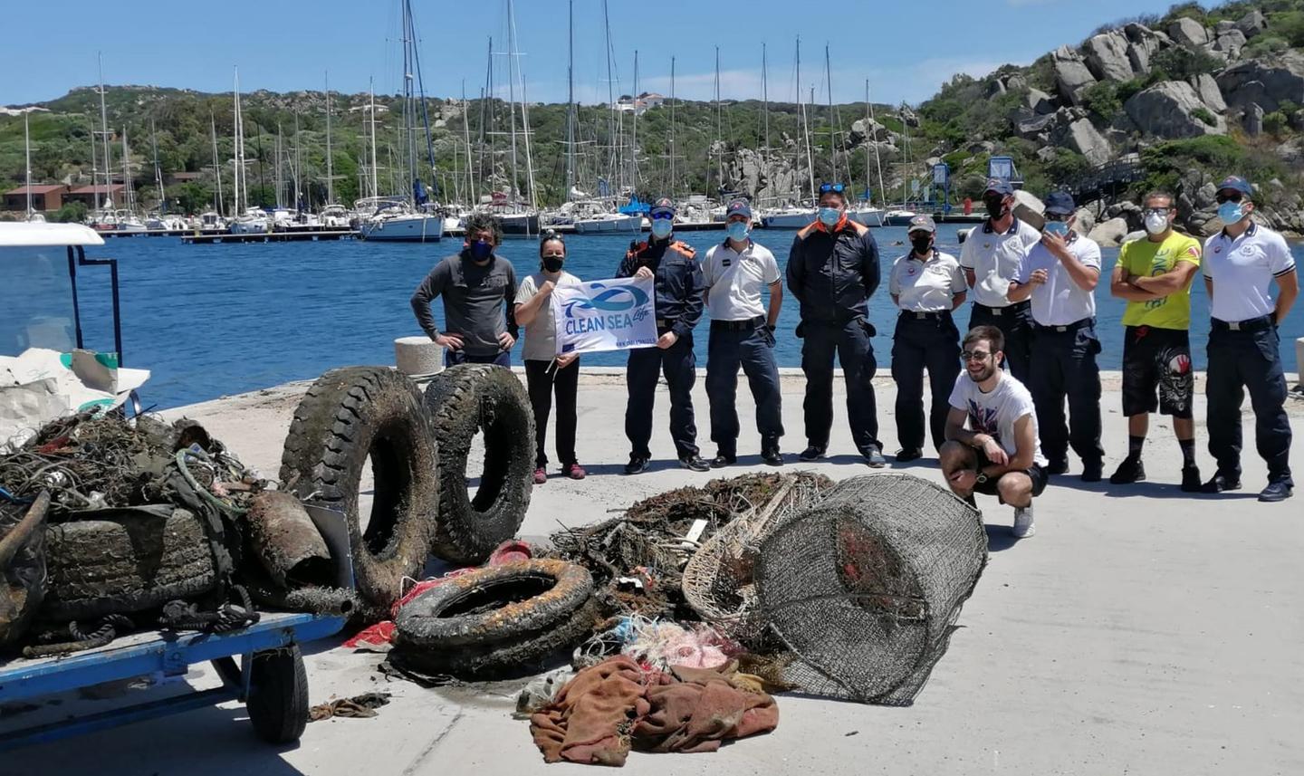 Santa Teresa, una tonnellata di rifiuti nei fondali del porto