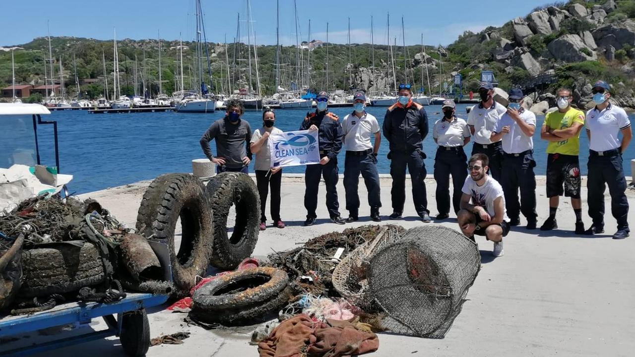 Santa Teresa, una tonnellata di rifiuti nei fondali del porto