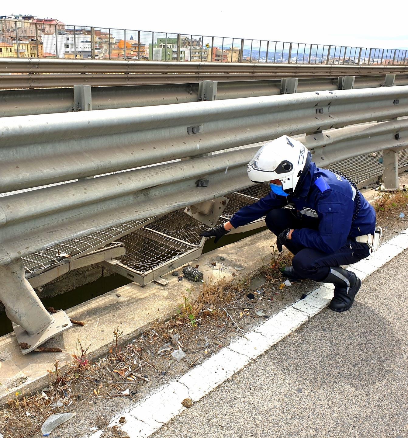 Grate a pezzi, barriere come lame il viadotto Don Sturzo invecchia